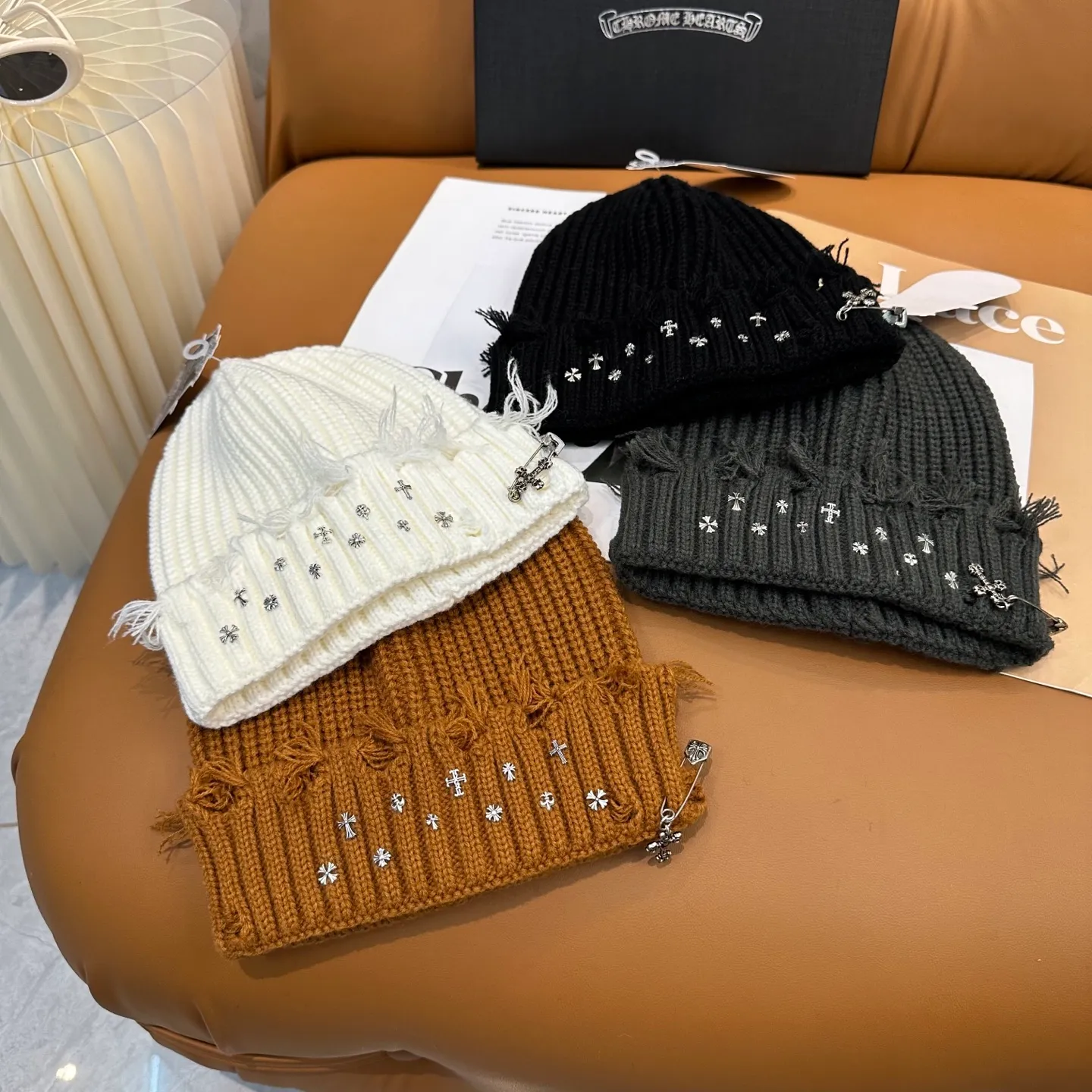 P70 🤍Chrome hearts new autumn and winter cross knitted hat🧶 One of the must-have hats in autumn and winter~ It really looks good on whoever wears it~, it is also a perfect match in black and white and gray in autumn~